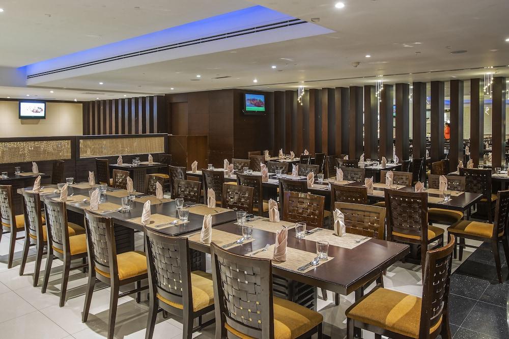 Asiana Hotel Dubai Bagian luar foto The interior of a typical buffet restaurant