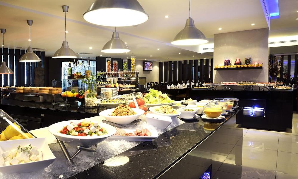 Asiana Hotel Dubai Bagian luar foto A buffet at a hotel