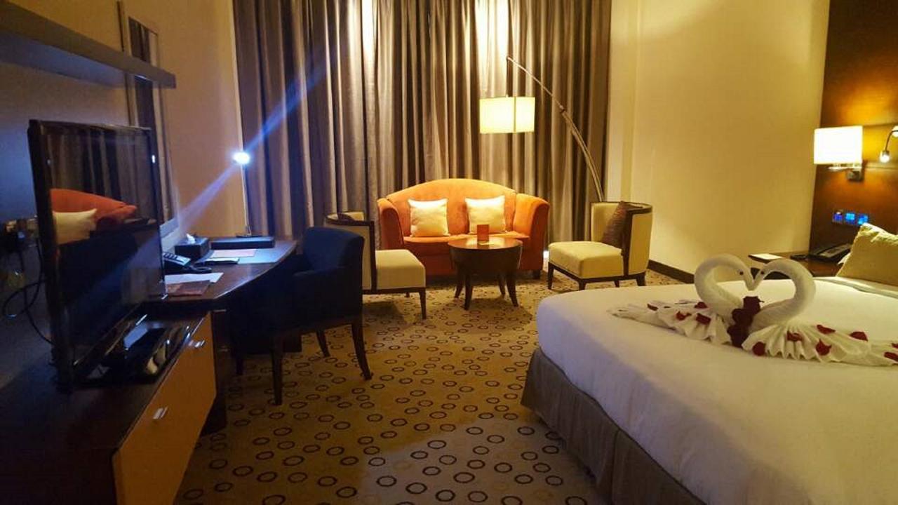 Asiana Hotel Dubai Bagian luar foto A room at the hotel