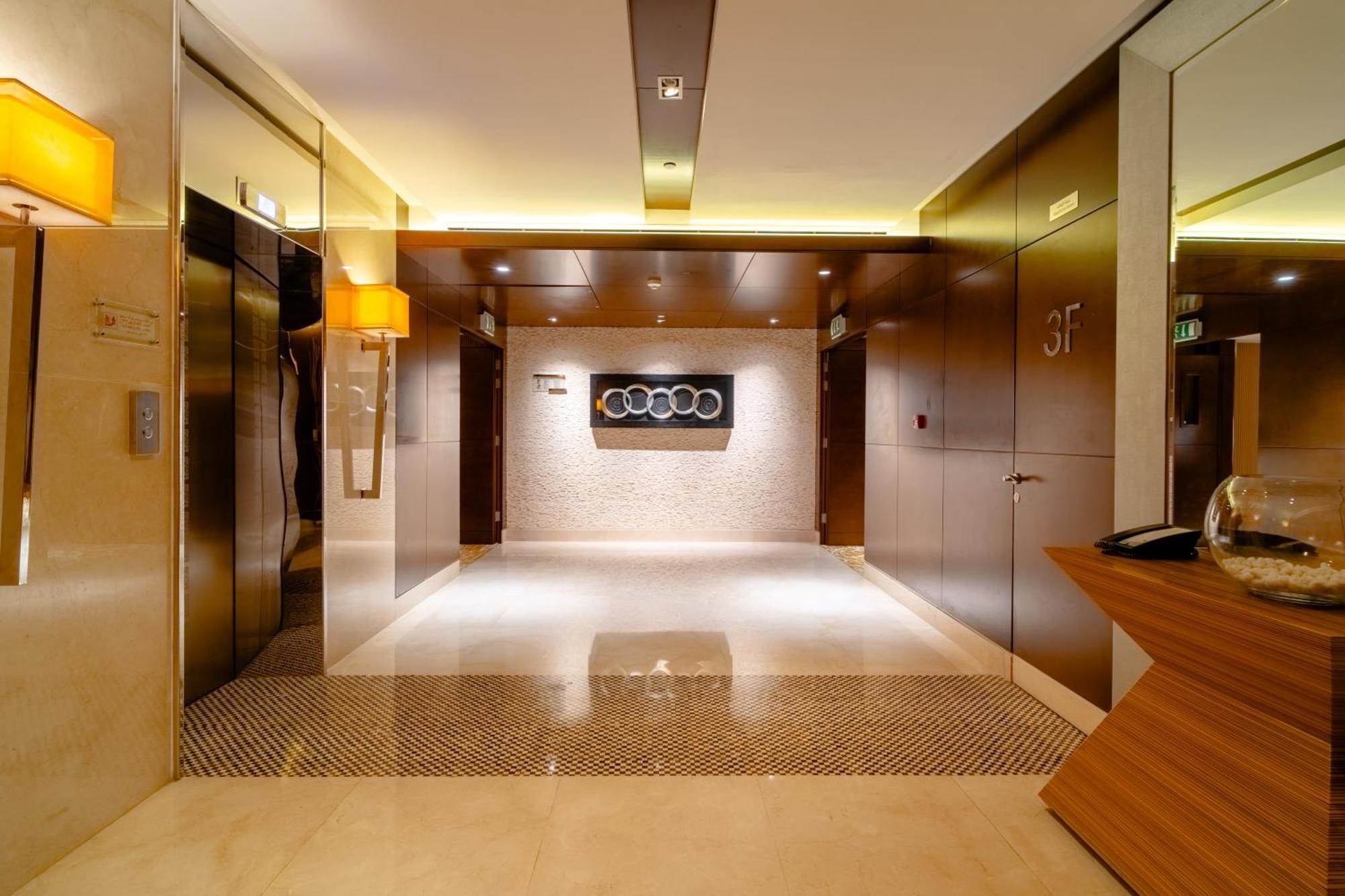 Asiana Hotel Dubai Bagian luar foto The lobby of the Audi Centre London