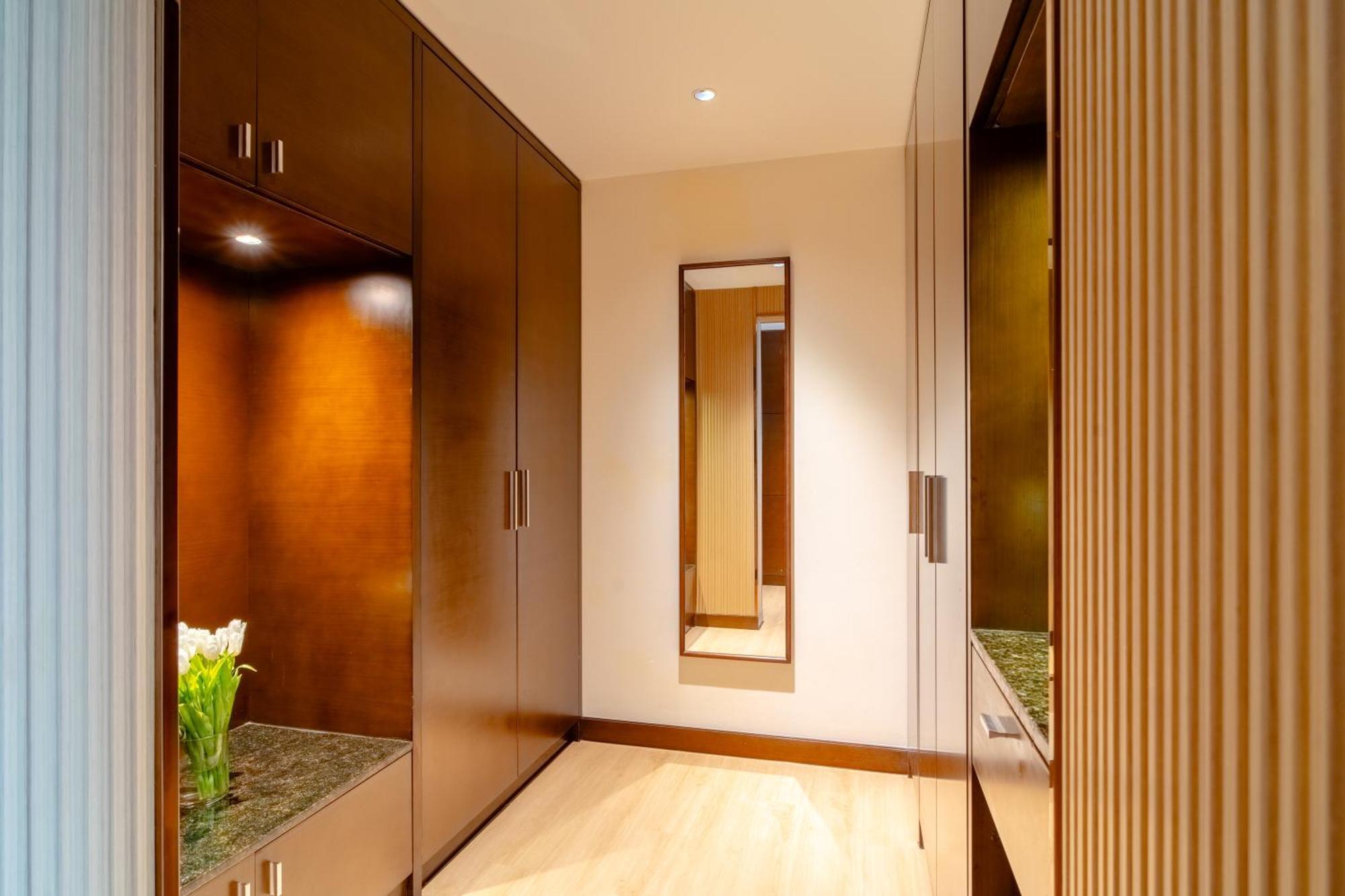 Asiana Hotel Dubai Bagian luar foto A walk-in wardrobe