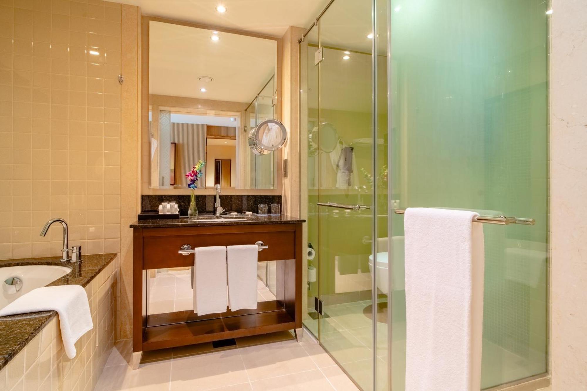 Asiana Hotel Dubai Bagian luar foto A bathroom in a hotel
