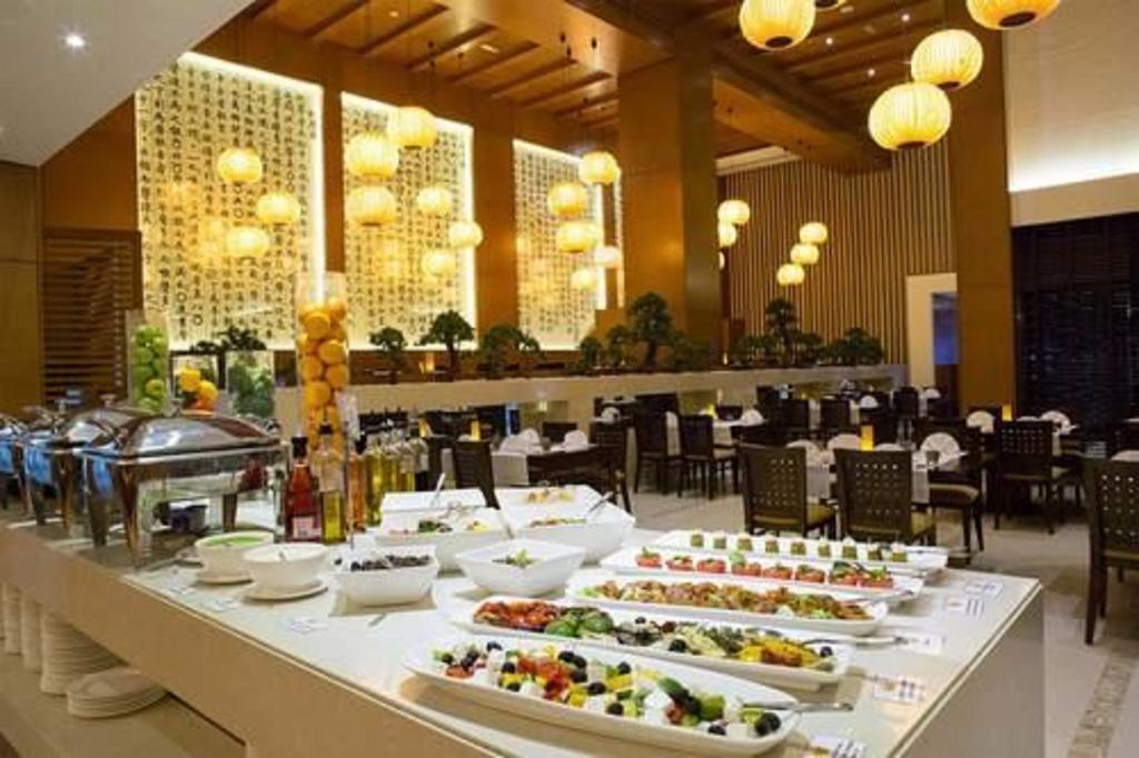Asiana Hotel Dubai Bagian luar foto The restaurant at the hotel